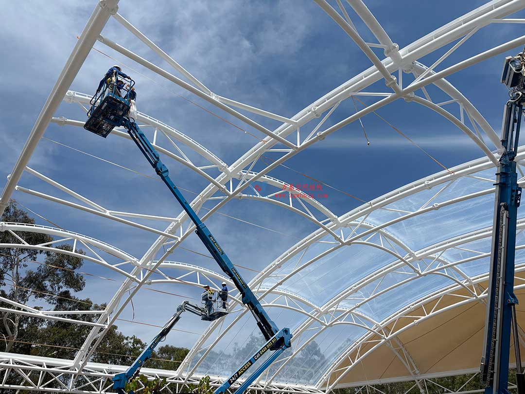 跨越山海的建筑新章！澳大利亞噴泉廣場(chǎng)天幕張拉正酣，雙膜科技賦能莊園建筑