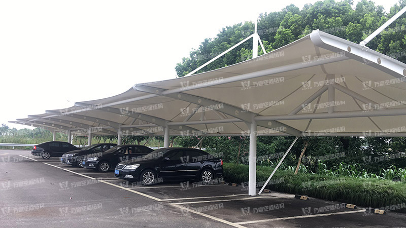 張拉膜車(chē)棚造價(jià)和哪些因素有關(guān)？降低張拉膜車(chē)棚造價(jià)的方法有哪些？