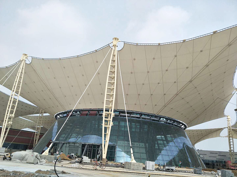 PTFE膜結(jié)構(gòu)屋面有哪些特點(diǎn)？為什么PTFE膜結(jié)構(gòu)屋面如此受歡迎？