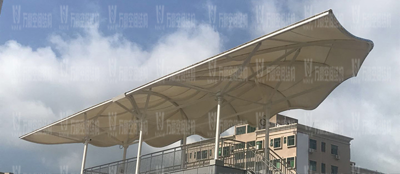膜結(jié)構(gòu)雨棚遮陽棚有哪些優(yōu)勢(shì)？雨棚遮陽棚為什么選膜結(jié)構(gòu)材料？