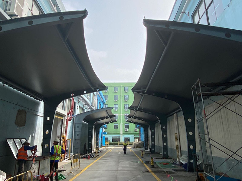 膜結(jié)構(gòu)的車(chē)棚有什么特點(diǎn)？為什么膜結(jié)構(gòu)的車(chē)棚如此受歡迎？