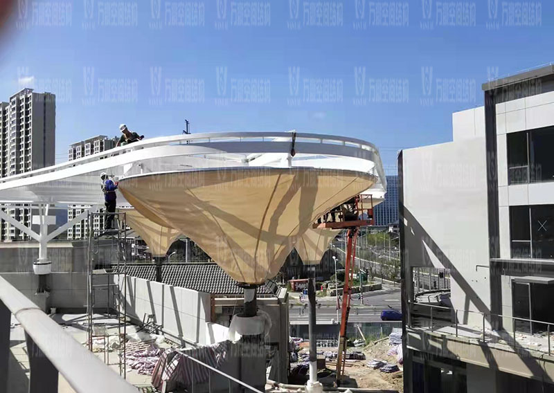 臺州大板橋ETFE氣枕天幕項(xiàng)目膜結(jié)構(gòu)安裝中