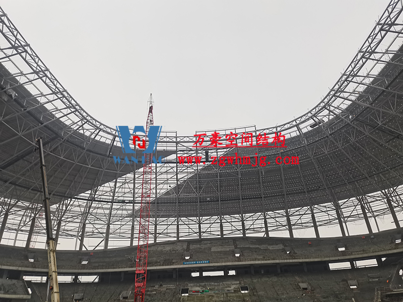 重慶龍興足球場ETFE屋面膜結(jié)構(gòu)工程屋面鋼結(jié)構(gòu)完成，膜結(jié)構(gòu)安裝中