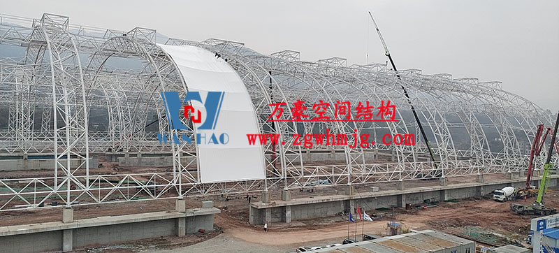 四川高興煤炭?jī)?chǔ)備基地建設(shè)項(xiàng)目鋼結(jié)構(gòu)接近尾聲，膜結(jié)構(gòu)開始安裝