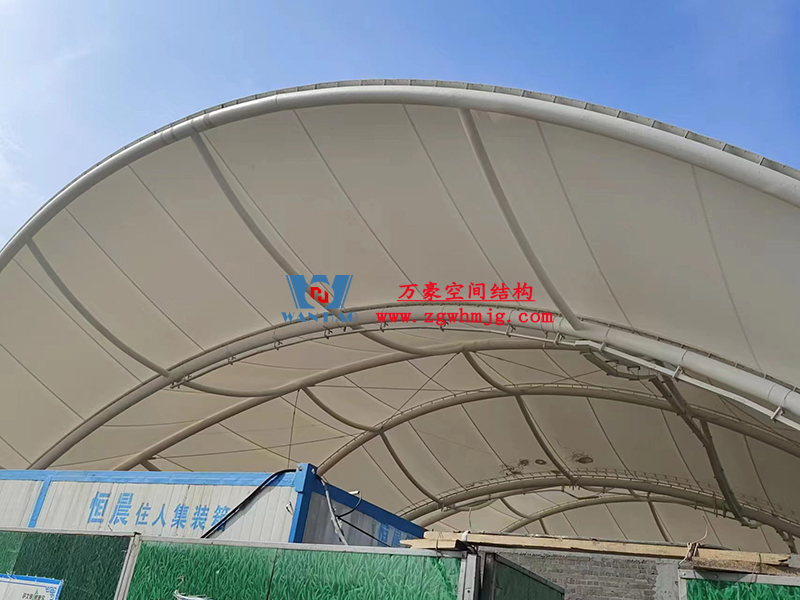 寧波諾丁漢大學(xué)室外運(yùn)動場地改擴(kuò)建項(xiàng)目膜結(jié)構(gòu)工程膜結(jié)構(gòu)安裝中