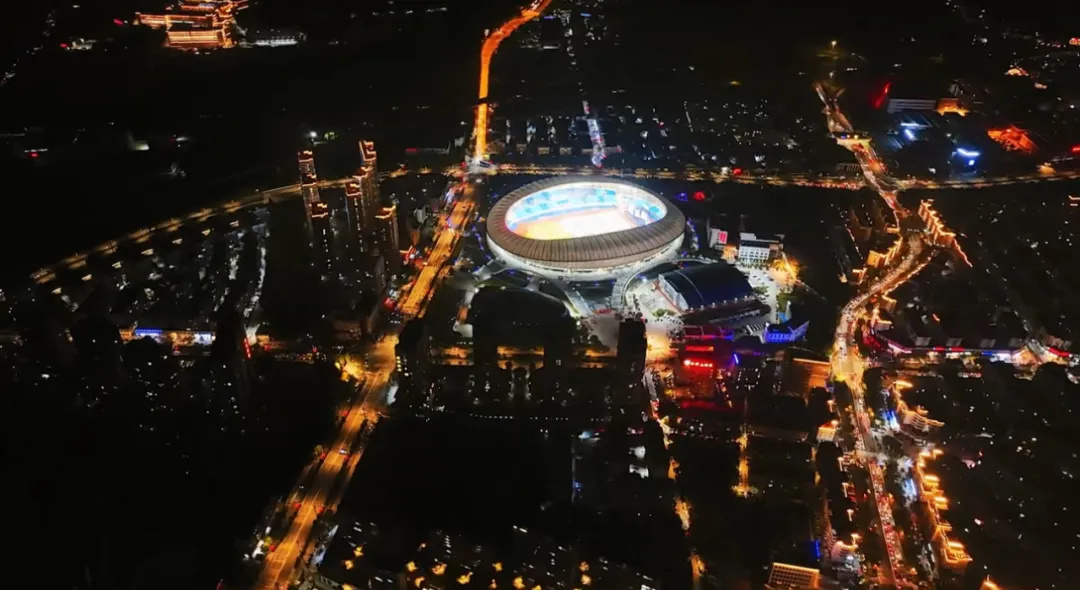 平陽(yáng)體育中心群星演唱會(huì)！超萬(wàn)人圍觀，現(xiàn)場(chǎng)火爆High唱！