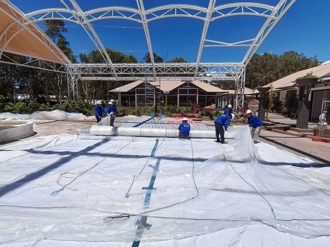 跨越山海的建筑新章！澳大利亞噴泉廣場(chǎng)天幕張拉正酣，雙膜科技賦能莊園建筑