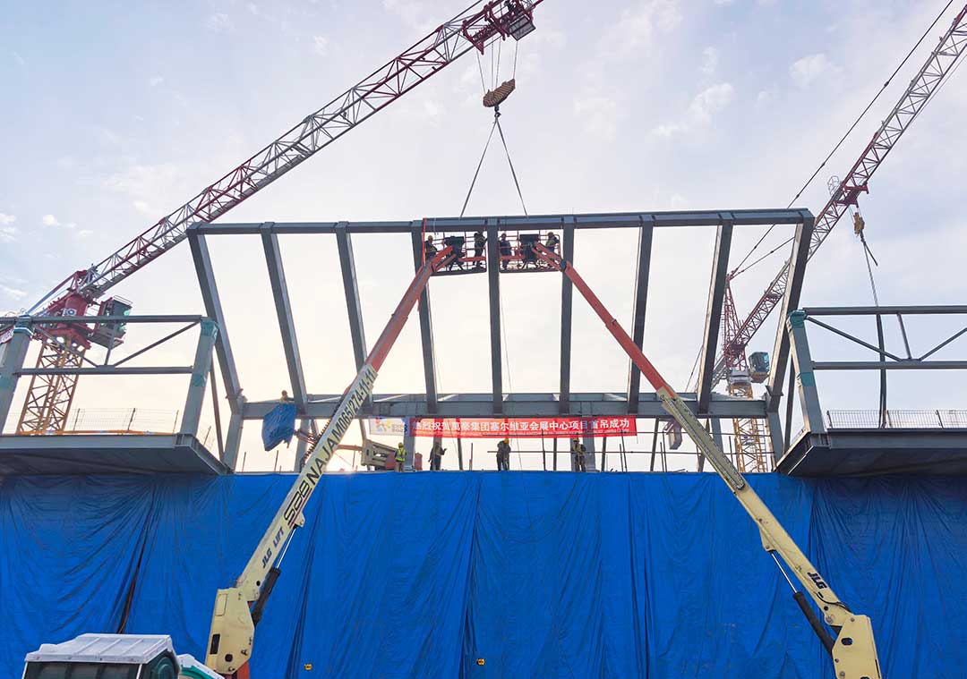 萬豪集團(tuán)-塞爾維亞國(guó)家展覽館項(xiàng)目二次鋼構(gòu)首吊圓滿成功